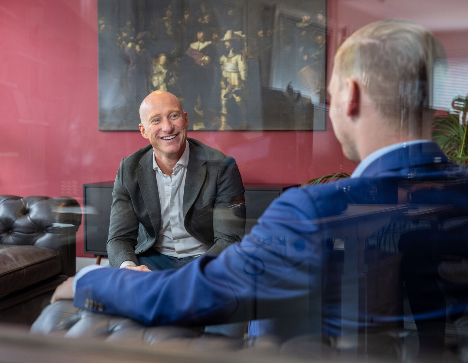Tomas en Edwin lachend in gesprek